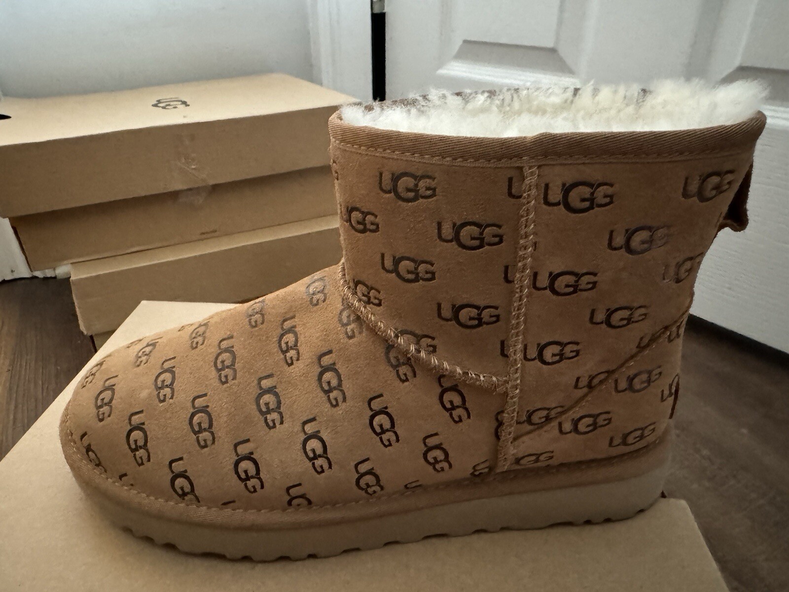 UGGS - image 3