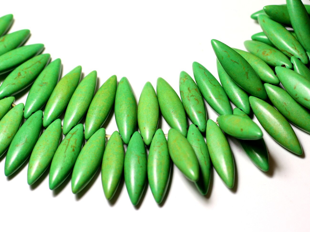 Perles en pierre turquoise synthèse vert marquises 28mm, idéales pour vos ateliers bijoux
