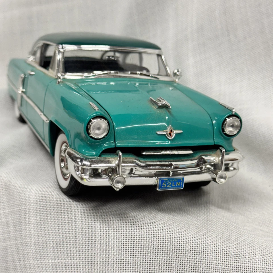 Lincoln Capri 1952 verde 1:18 diecast Road Signature Foto 2 de 4