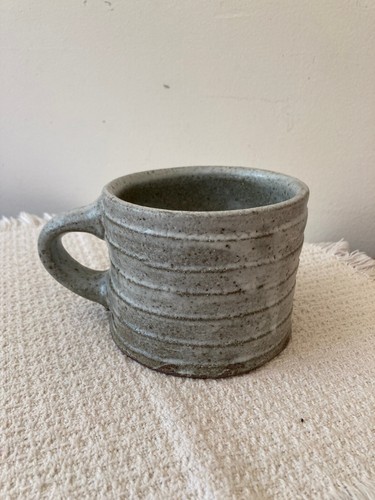 Taza de gres de cerámica artística de estudio de 15 oz firmada PHILTER crestas grises acristaladas - Imagen 7 de 10