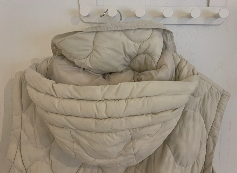 beige Steppweste mit Kapuze in Größe 58 von C&A - Bild 3 von 4