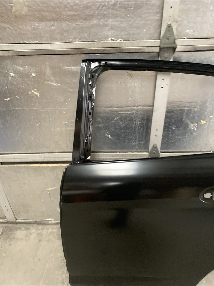 Conjunto de puerta trasera Ford DM5Z-5824631-B 2013-2018 Ford C-Max Foto 3 de 4