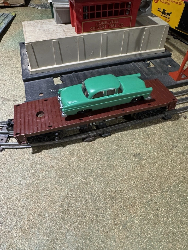 RARE POSTWAR LIONEL 6406 MAROON FLAT CAR W/ KELLY GREEN AUTO GRAY BUMPER REPLICA - Image 3 of 4
