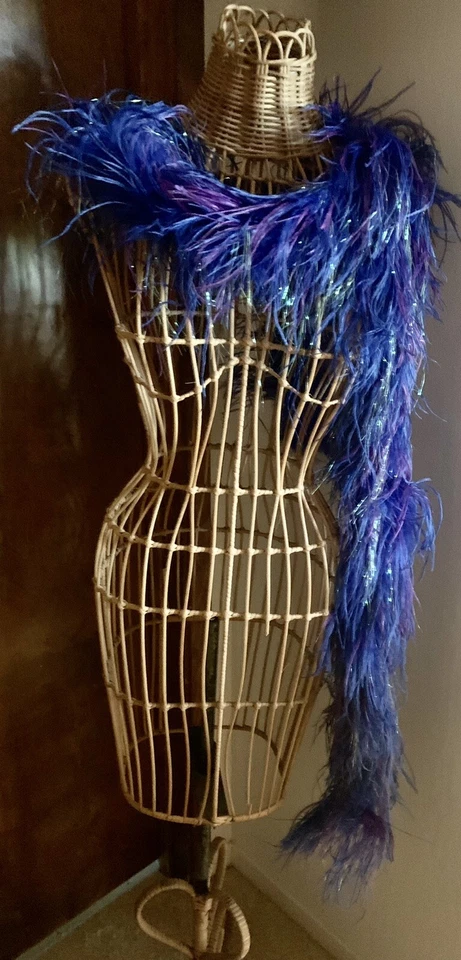Boa de avestruz y marabú de colección azul real púrpura y un brillo de lurex dorado Foto 3 de 4