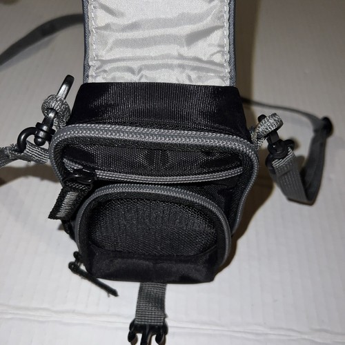 Case Logic Camera Case ~ DCB26 With Strap ~ Great Condition! 3 Zipper Pockets! - Picture 4 of 9