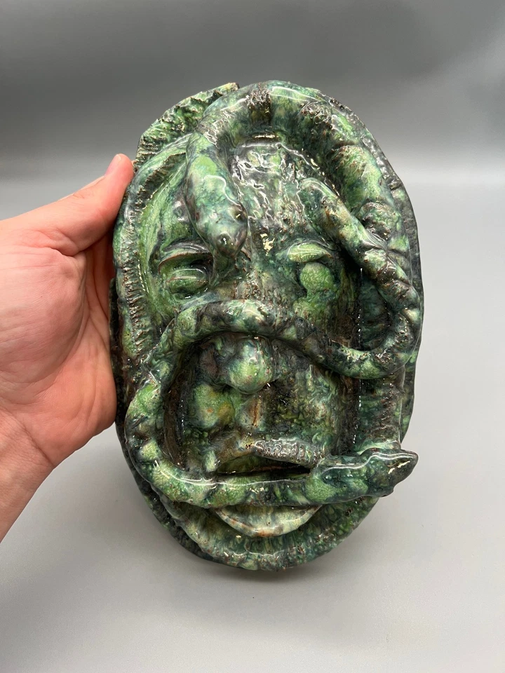  Medusa Gorgone Keramik Wandmaske Schlangen Relief grün glasiert Vintage - Bild 1 von 4