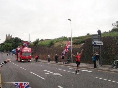 Foto A3 Coca-Cola Werbe-LKW und Flaggenschwenker, Chatham Gillingham \ c2012
