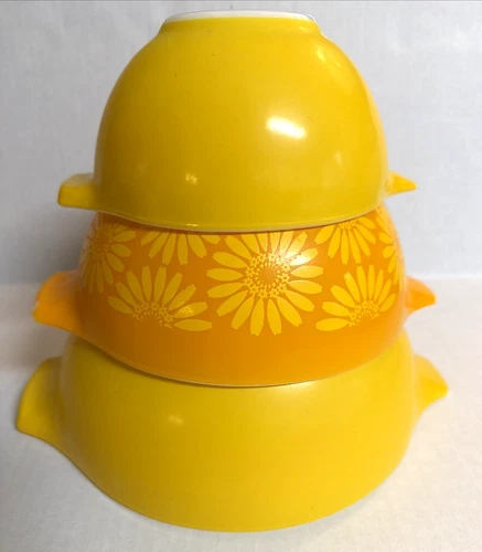 Vintage PYREX Yellow/orange Sunflower Daisy Cinderella Nesting Bowls Set of 3