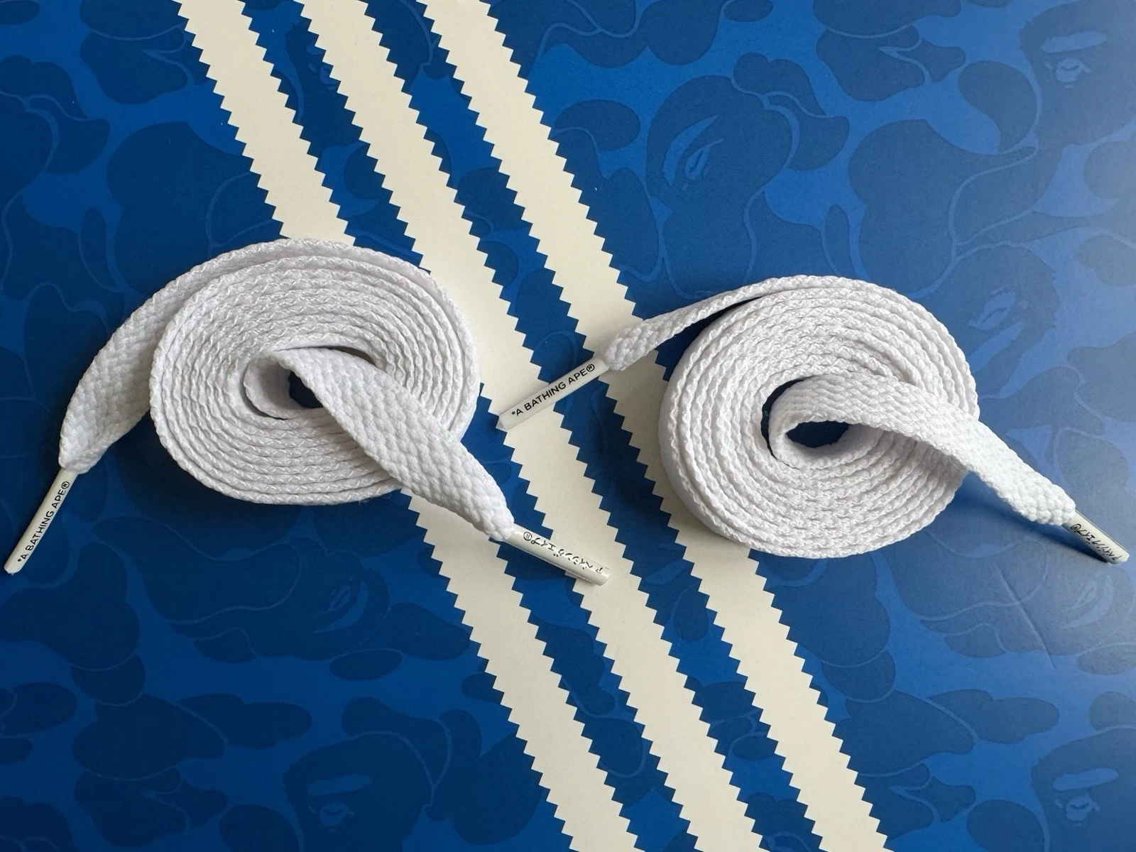 Adidas Originals 'A Bathing Ape' bianche extra larghe lunghezza piatta 140 cm larghezza 1 4 cm