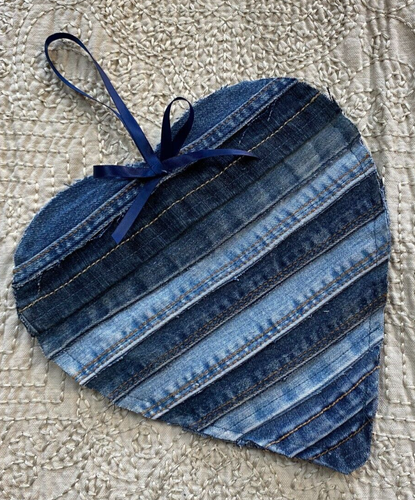 Dekoratives hängendes Textil Herz Wandbild handgefertigt aus Upcycling Denim Jeans - Bild 3 von 9