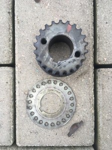 Daihatsu Cuore L251 (03-07): Kurbelwellen-Zahnriemenrad mit Sperrstift + Scheibe