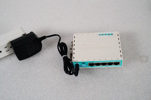 MicroTik RB750Gr3 hEX 5 ports Gigabit 880 MHz double cœur 256 Mo USB L4 micro avec adaptateur