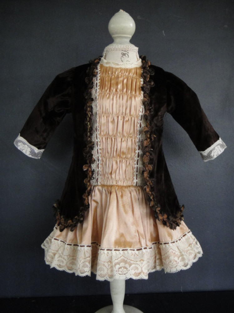 Robe en soie et veste en velours pour habiller vos poupées de 45 cm au salon