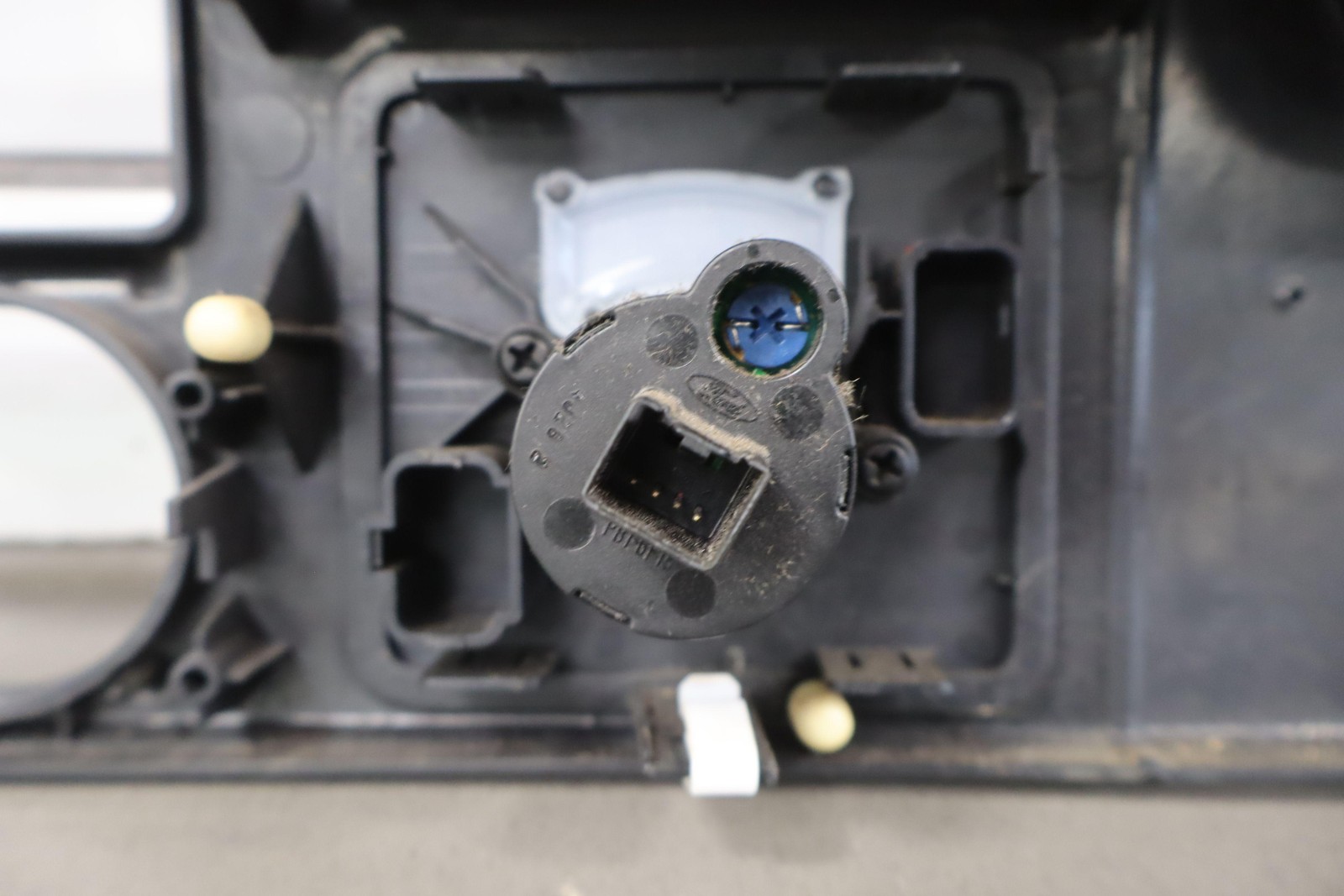 05-07 Ford F250 F350 Superduty Radio Speedometer Cluster Bezel Medium Flint 3E