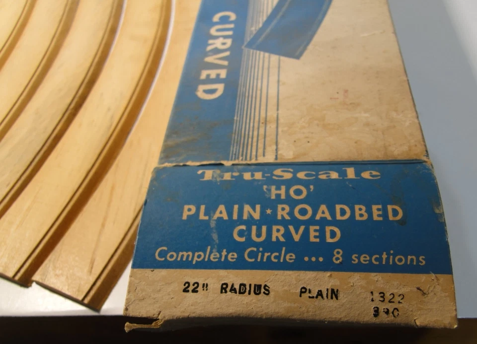 41 SECTIONS OF VINTAGE TRU-SCALE HO WOOD ROADBED PLAIN & SELF-GAUGING - Image 4 of 4