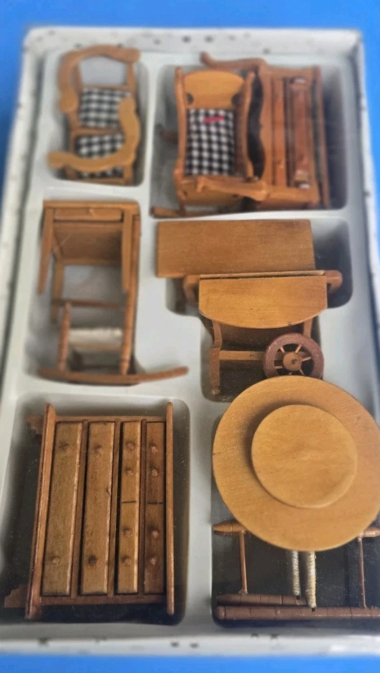 (2) NUEVO Mueble de madera vintage para casa de muñecas 25+ piezas ¡Nuevo en caja! Foto 3 de 4