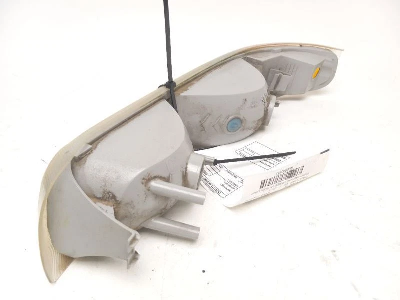 2000 - 2006 CHEVROLET SUBURBAN 1500 FRONT RH PASSENGER SIDE MARKER LAMP - Image 3 of 4