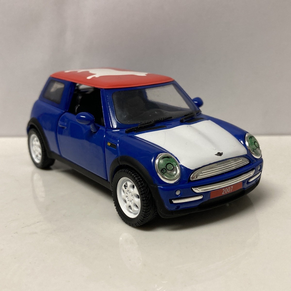 1/36 CORGI ジオラマミニ　ジオラマ Corgi Collectors Club Members Exclusive Model 1/36 Scale BMW Mini