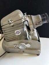 GOLDE MANUMATIC SLIDE PROJECTOR, BLOWER COOLED, MODEL 300-P-1042, POWERS UP