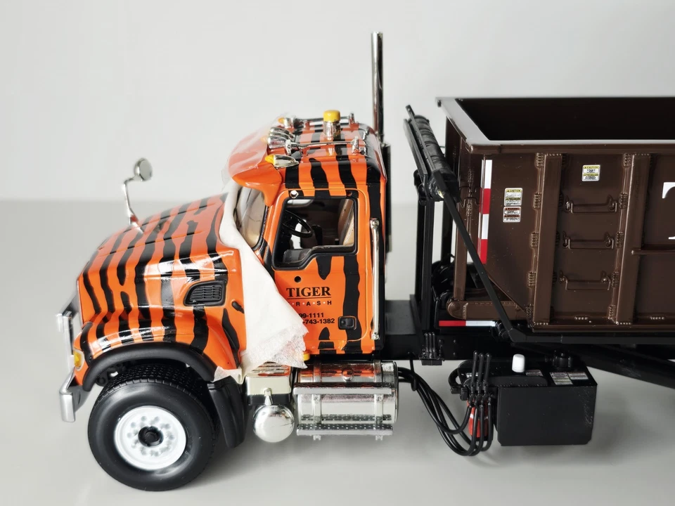First Gear - Tiger Waste Mack Granite Roll Off Refuse Truck - 1:34 #19-3505 - Image 3 of 4