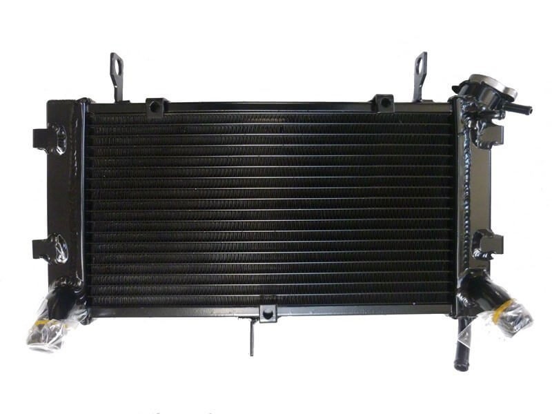Évitez la surchauffe de votre Suzuki GSR 750 avec le radiateur d'eau de rechange SFA002