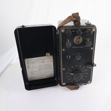 Miernik uziemienia Siemens & Halske z induktorem korbowym w metalowej obudowie ok. 1930