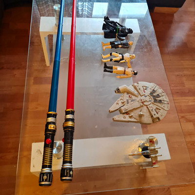 Star Wars Konvolut: 2 Lichtschwerter rot/blau + Figuren + Millennium Falcon