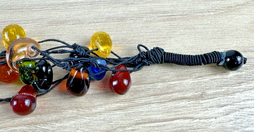 Bracciale Boho Fatto a Mano – Cordoncino Nero, Perline di Vetro Colorate, Multifilo, 9,5” - Foto 4 di 6