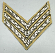 Pakistan Havildar (Sergent) Chevron à trois rayures marron et blanc sur or.