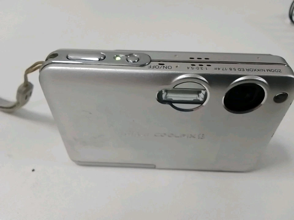 Nikon Coolpix S3 Camera With Case #N012 - Image 3 of 4