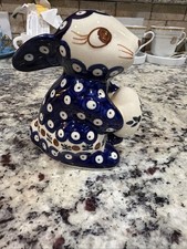 Coniglio coniglietto blu in ceramica polacca Boleslawiec con motivo pavone uovo di Pasqua.