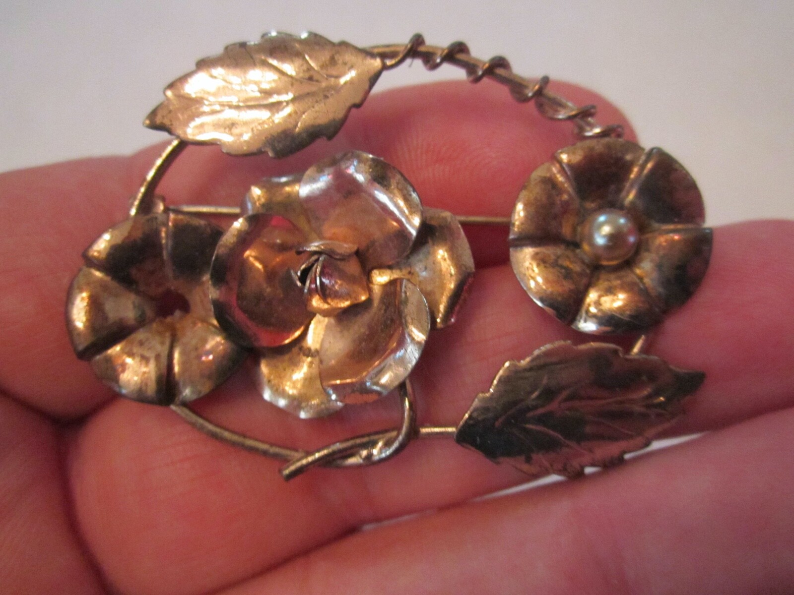 ANTIQUE GOLD FILLED BROOCH PIN - FLOWER PETAL DES… - image 1