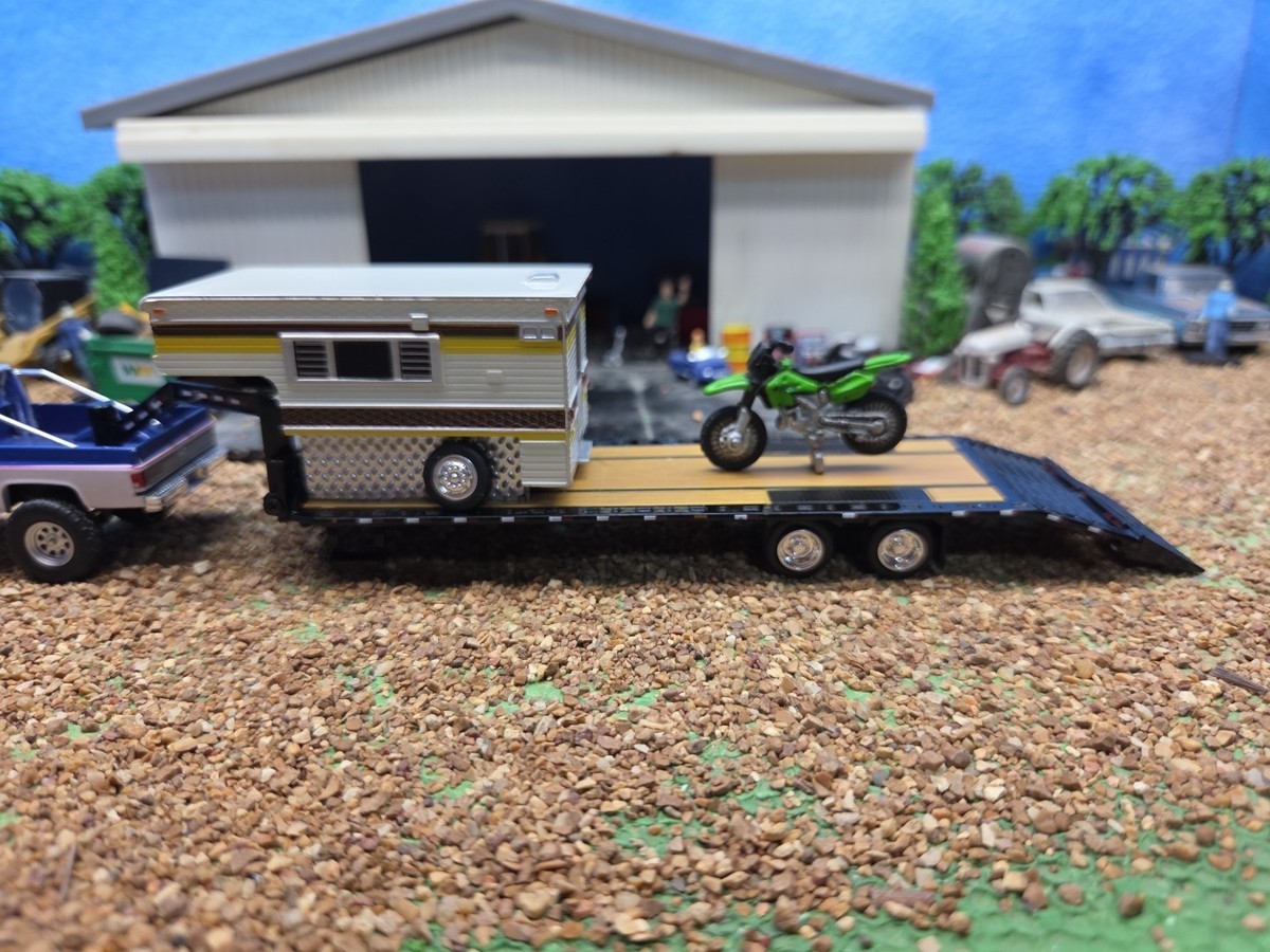 Custom Red Neck toy hauler 1:64 GreenLight camper gooseneck