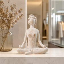 Harzmeditationsfigurfigur in sitzender Meditationspose zeitlos f&uuml;r B&uuml;ro