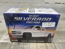 Revell 1999 Chevy Silverado Street Pickup 1:25 Scale Plastic Model Kit 14538