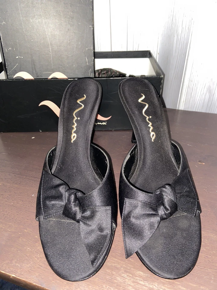 Zapatos de salón Nina para mujer negros brillantes satinados punta abierta talla 10 M lazo formal graduación Foto 3 de 4