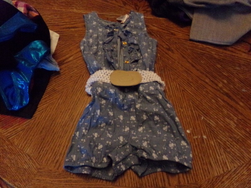 +*GIRLS  LITTLE LASS SHORTS ROMPER SIZE 5 i 1076