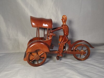 Handgefertigte asiatische Tuk Tuk Skulptur aus Holz geschnitzt