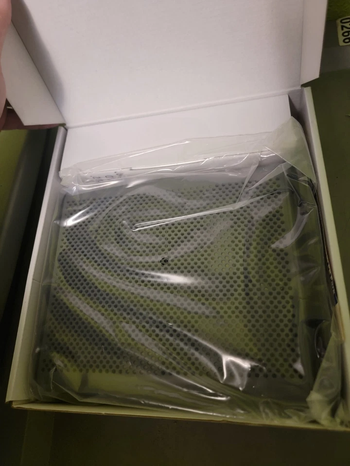 Motorola MG7540 16x4 Cable Modem Plus AC1600 Dual Band Wi-Fi Router with DFS - Image 3 of 3