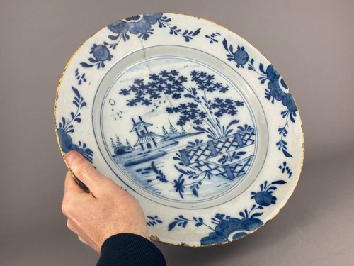ANTIQUE 18th C. DELFT CHARGER CHINOISERIE PAGODA, FENCE & LAKE 13.5 INCH