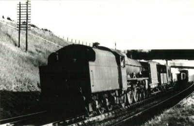 Eisenbahn Foto LMS Jubiläumsklasse 4-6-0 Nr 5635 TOBAGO Banking Down Ware Hest Ban