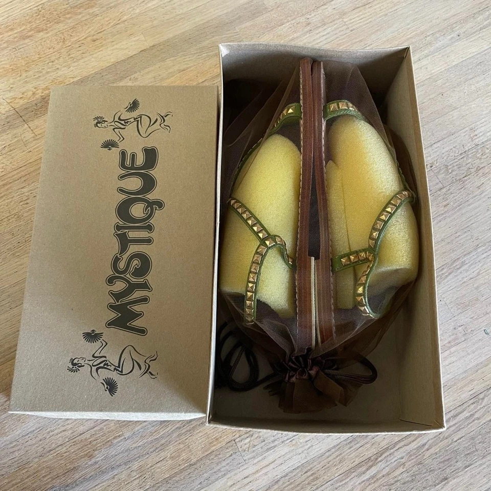 NUEVO EN CAJA Sandalias Mystique Cuero Verde Oliva Dorado Tachonado Tanga Sandalia Talla 8 Foto 2 de 4