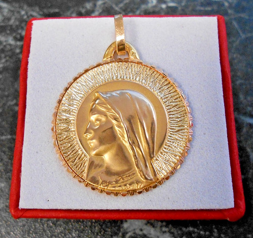 Pendentif Vierge Marie en or
