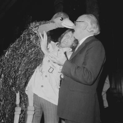 Rod Hull With His Sidekick Emu Trying To Kiss Comm Armstrong 1975 OLD PHOTO