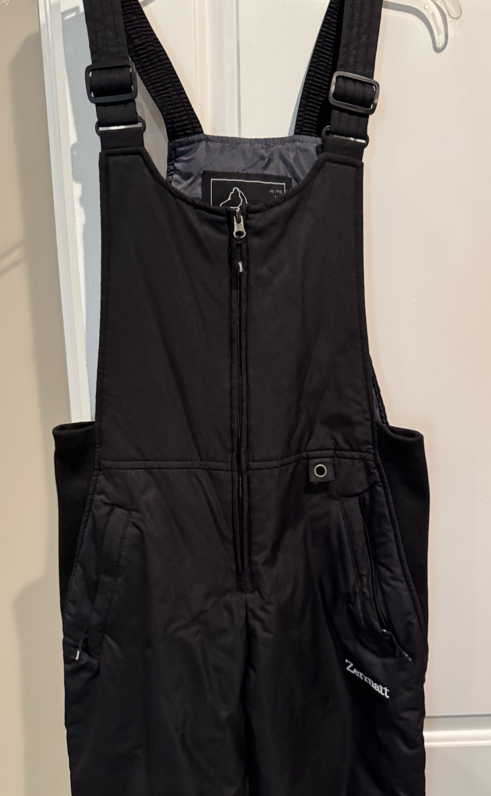 Mono con tirantes de nieve pequeño Zermatt para mujer negro aislado esquí snowboard pantalones