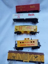 Life Like Ho Scale Train Cars . Lot If 5