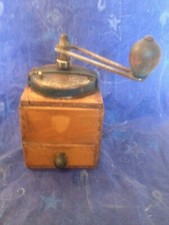 Moulin a café en bois et métal , modèle peugeot des années 30