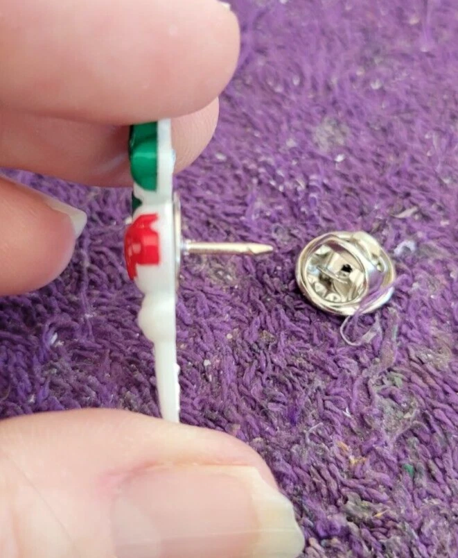 ^ Adorno de árbol de Navidad rojo glaseado corbata tachuela solapa prendedor - ¡Perfecto para la temporada! Foto 3 de 4