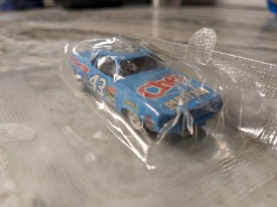 HOT WHEELS RICHARD PETTY SALUTE 43 CHEX 1970 PLYMOUTH CUDA 1/64 NEW IN PACKAGE