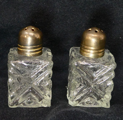 Glas Salz und Pfefferstreuer quadratisch geometrisches Muster mit Silberteller